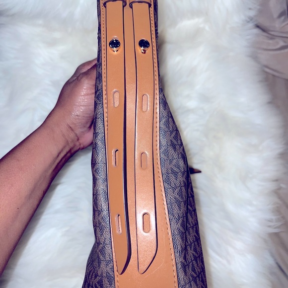 ⭐️Michael Kors Bowery Purse⭐️ - Picture 4 of 10